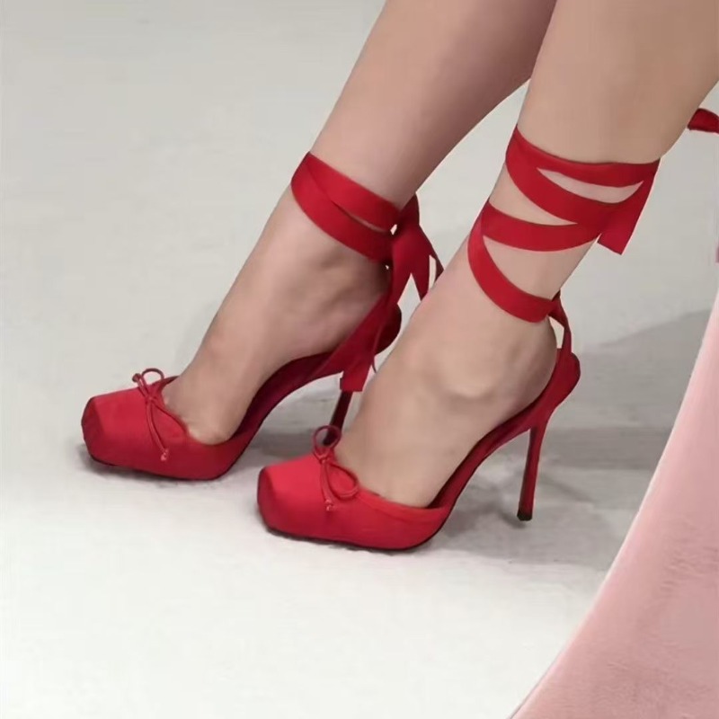 Rode schoenen met hoge hakken, - Wedding Fx recensie en prijs